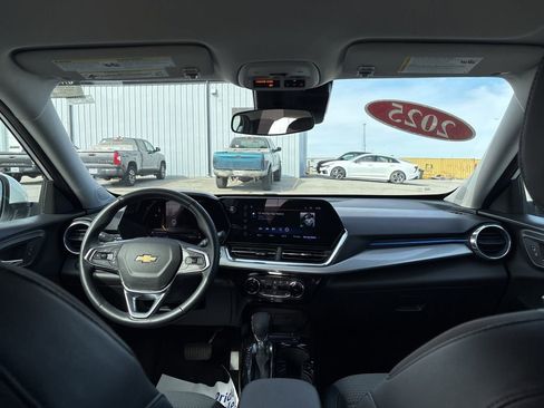 Used 2025 Chevrolet Trax LT w/ LT Convenience Package image 25