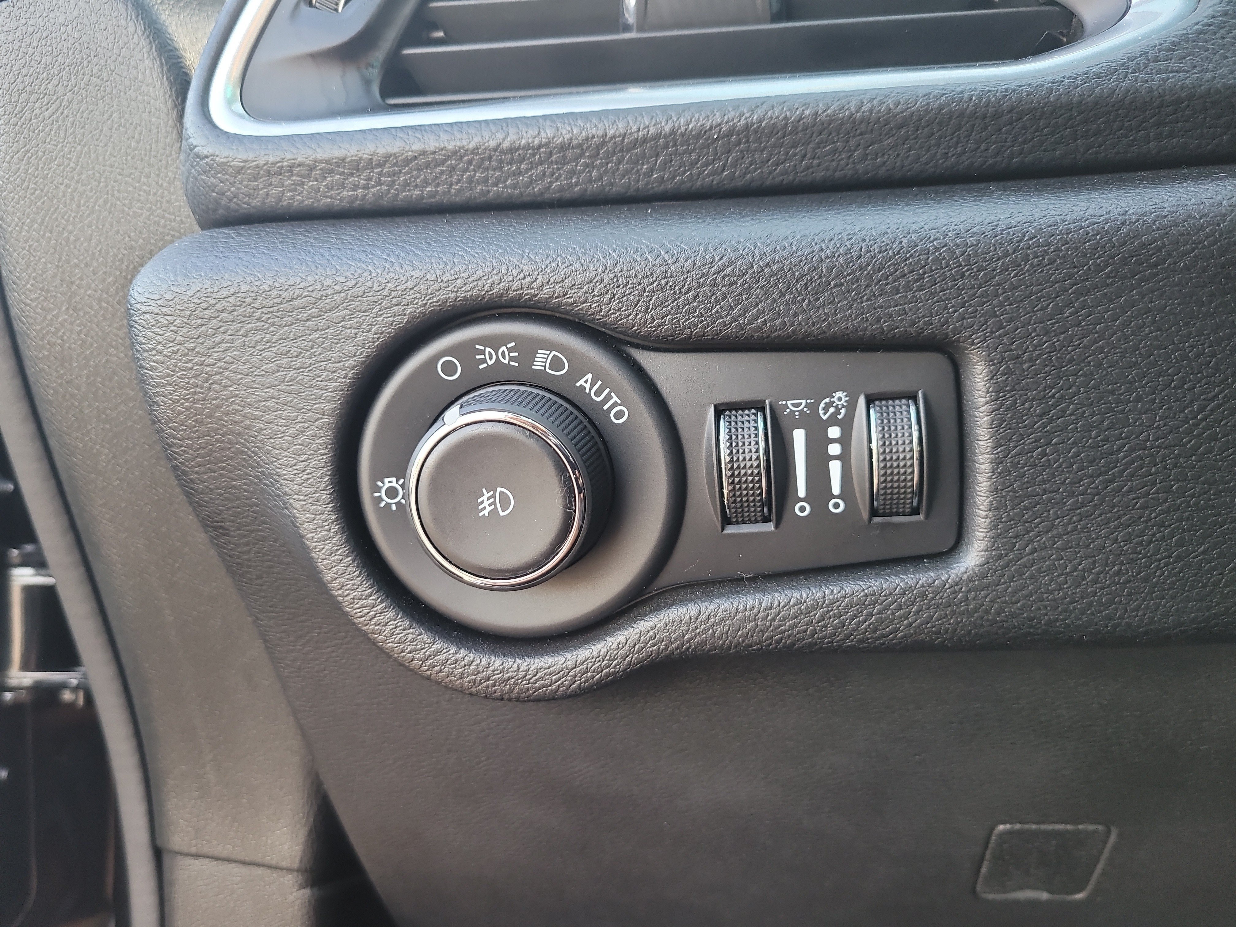 Used 2024 Chrysler Pacifica Limited w/ Uconnect Theater Family Group FWD image 33