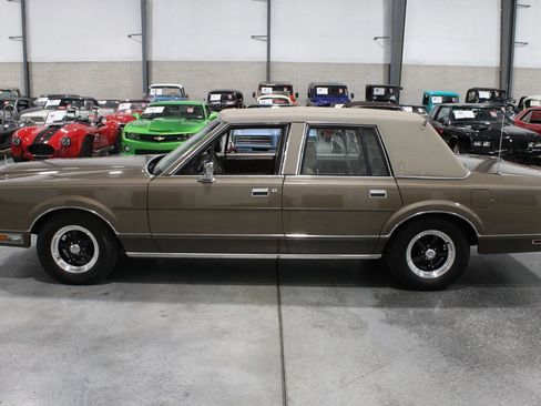 Used 1989 Lincoln Town Car RWD image 13