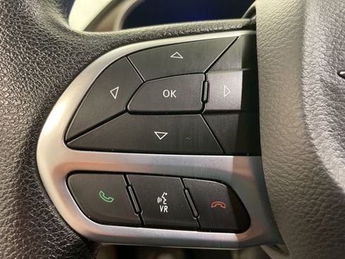 Used 2020 Chrysler Voyager LX image 17