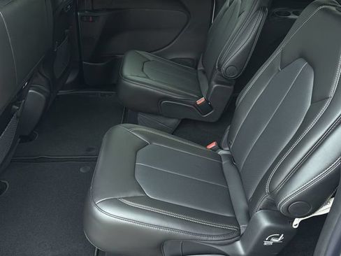 New 2027 Chrysler Pacifica Select FWD image 16