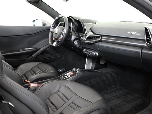 Certified 2013 Ferrari 458 Spider RWD image 32