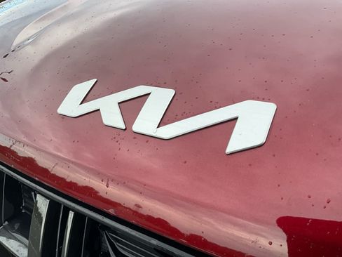 Used 2023 Kia Carnival LX FWD image 15