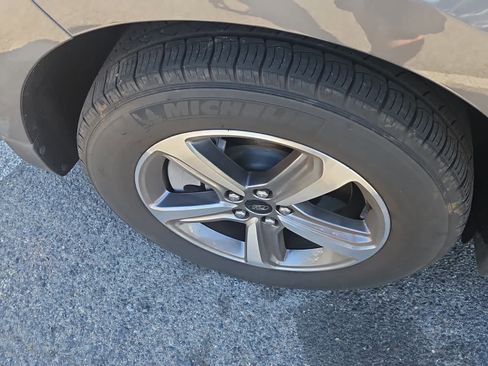 Used 2024 Ford Edge SEL w/ Convenience Package AWD/4WD image 3