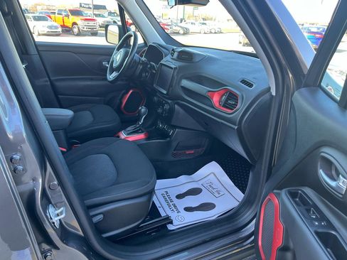 Used 2019 Jeep Renegade Trailhawk w/ UConnect 8.4 Nav Group image 9