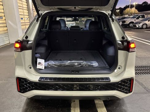 Certified 2025 Volkswagen Tiguan SE R-Line image 11