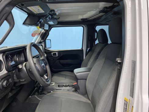 Certified 2024 Jeep Gladiator Sport image 9