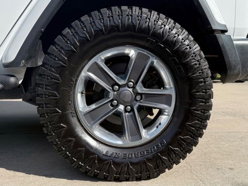 Used 2021 Jeep Wrangler Unlimited Sahara AWD/4WD image 9