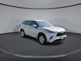 Used 2023 Toyota Highlander LE FWD video 2