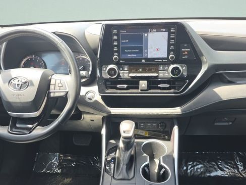 Used 2022 Toyota Highlander XSE FWD image 14