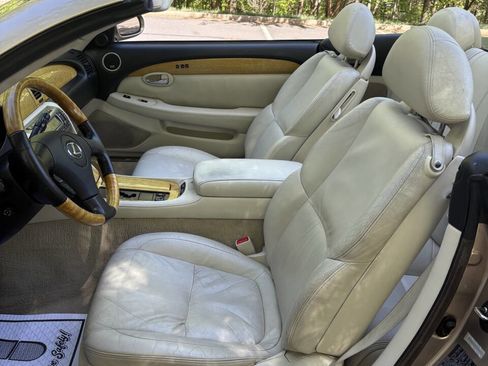 Used 2004 Lexus SC 430 Convertible RWD image 17