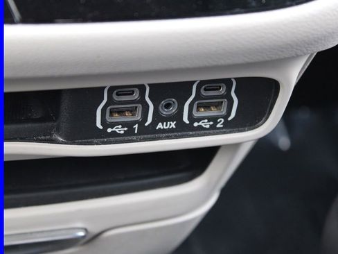 Used 2023 Chrysler Pacifica Touring-L image 41