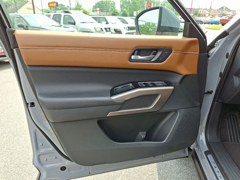 Certified 2023 Nissan Pathfinder Platinum w/ Black Appearance Package image 15