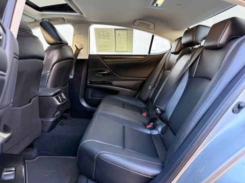 Certified 2025 Lexus ES 350 w/ Accessory Package (Z2) image 18