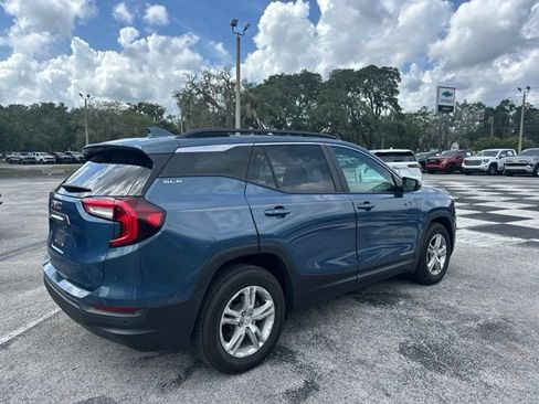 Used 2024 GMC Terrain SLE w/ Driver Convenience Package FWD image 5