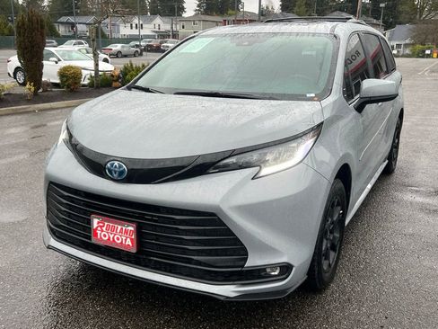 Used 2025 Toyota Sienna XLE Woodland Edition image 4