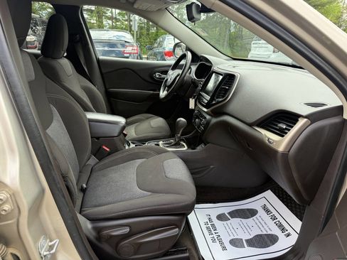 Used 2014 Jeep Cherokee Latitude w/ Cold Weather Group FWD image 11
