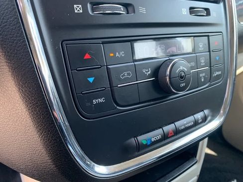 Used 2013 Chrysler Town & Country Touring FWD image 27