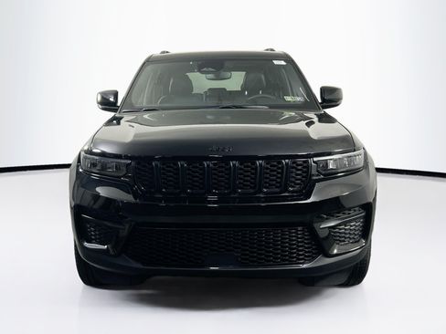 Used 2023 Jeep Grand Cherokee Altitude AWD/4WD image 2