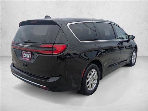 Used 2024 Chrysler Pacifica Touring-L FWD image 5
