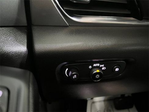 Used 2021 Chevrolet Traverse LT image 19