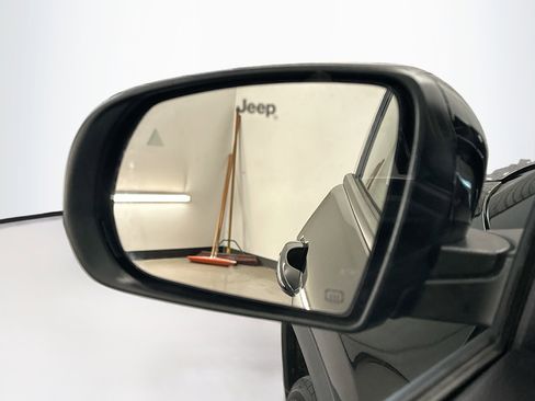 Used 2025 Jeep Compass Limited image 16