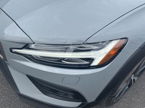 Used 2025 Volvo V60 B5 Cross Country Plus image 8