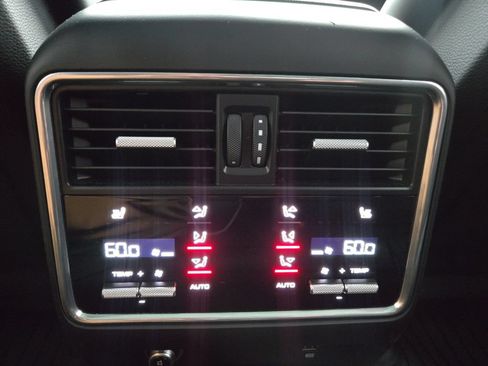 Used 2019 Porsche Cayenne AWD/4WD image 18
