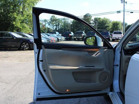 Used 2014 Lexus ES 300h w/ Luxury Package w/Bamboo Trim FWD image 11