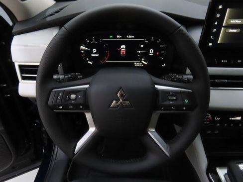 New 2025 Mitsubishi Outlander SE image 14