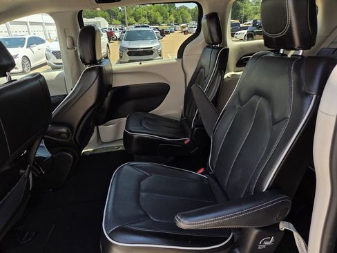 Used 2023 Chrysler Pacifica Limited FWD image 25