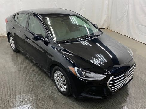 Used 2018 Hyundai Elantra SE w/ Winter Weather Package FWD image 2