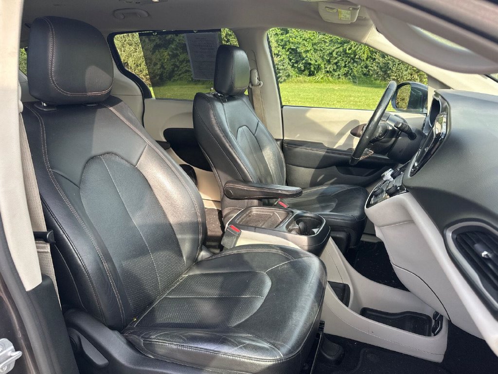 Used 2019 Chrysler Pacifica Touring-L FWD image 19