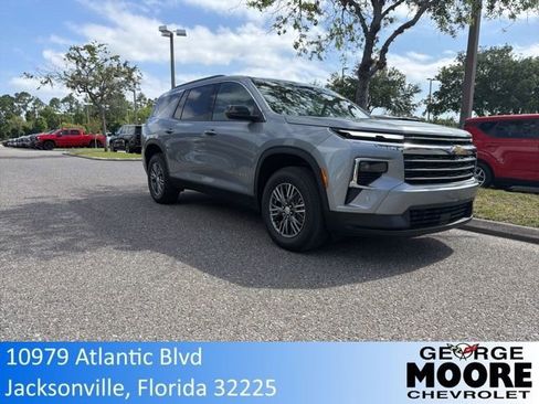 Used 2025 Chevrolet Traverse LT FWD image 1