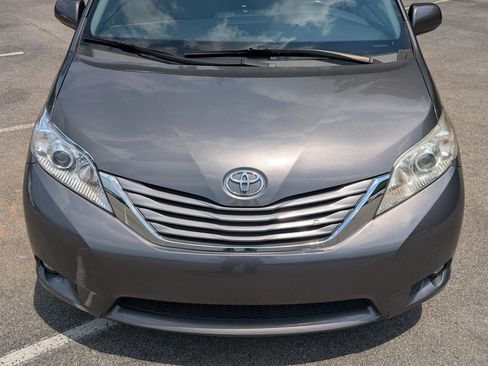 Used 2017 Toyota Sienna XLE FWD image 12