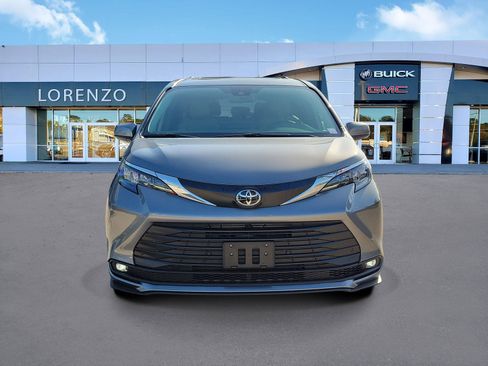 Used 2026 Toyota Sienna XLE FWD image 2