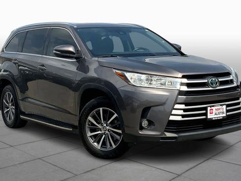 Used 2017 Toyota Highlander XLE image 2