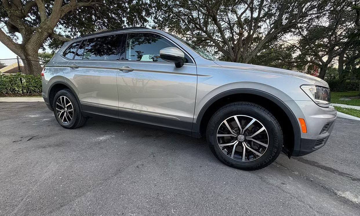 Used 2021 Volkswagen Tiguan SE w/ Panoramic Sunroof Package FWD image 3