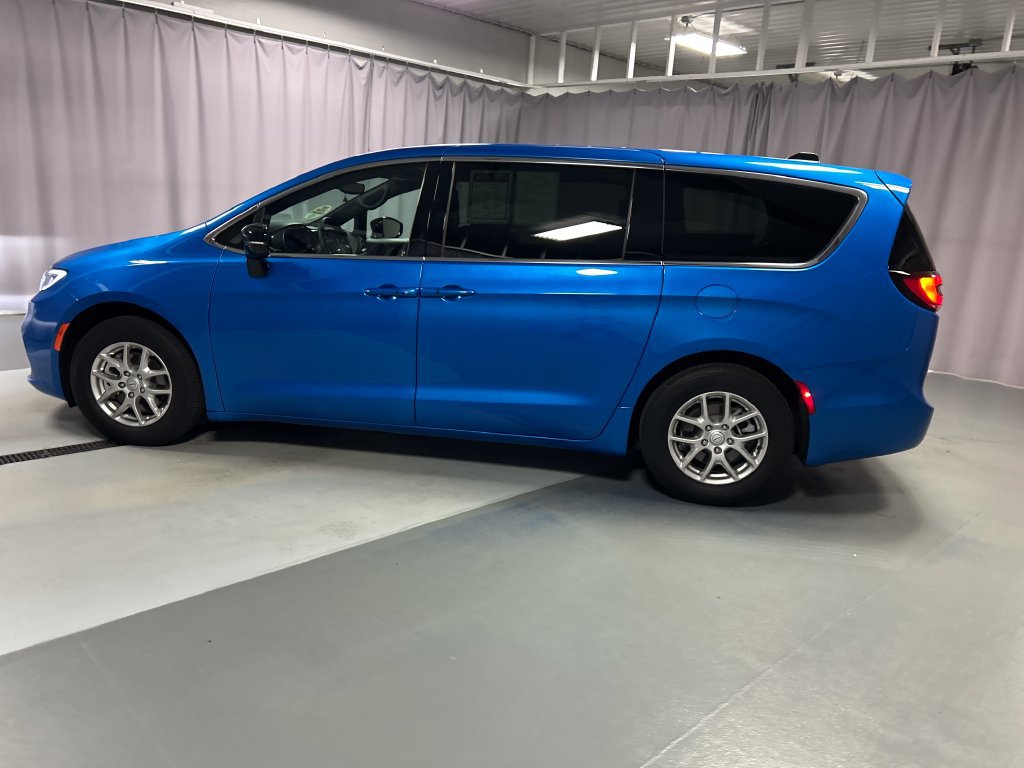 Used 2026 Chrysler Pacifica Select FWD image 4