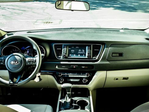 Used 2020 Kia Sedona LX FWD image 16