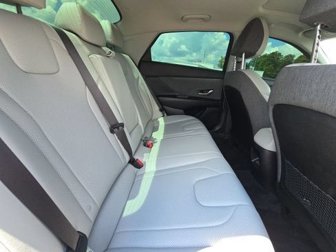 Used 2025 Hyundai Elantra Limited FWD image 12