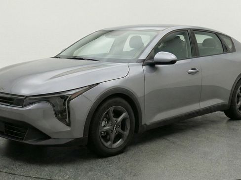 Used 2025 Kia K4 LXS image 3