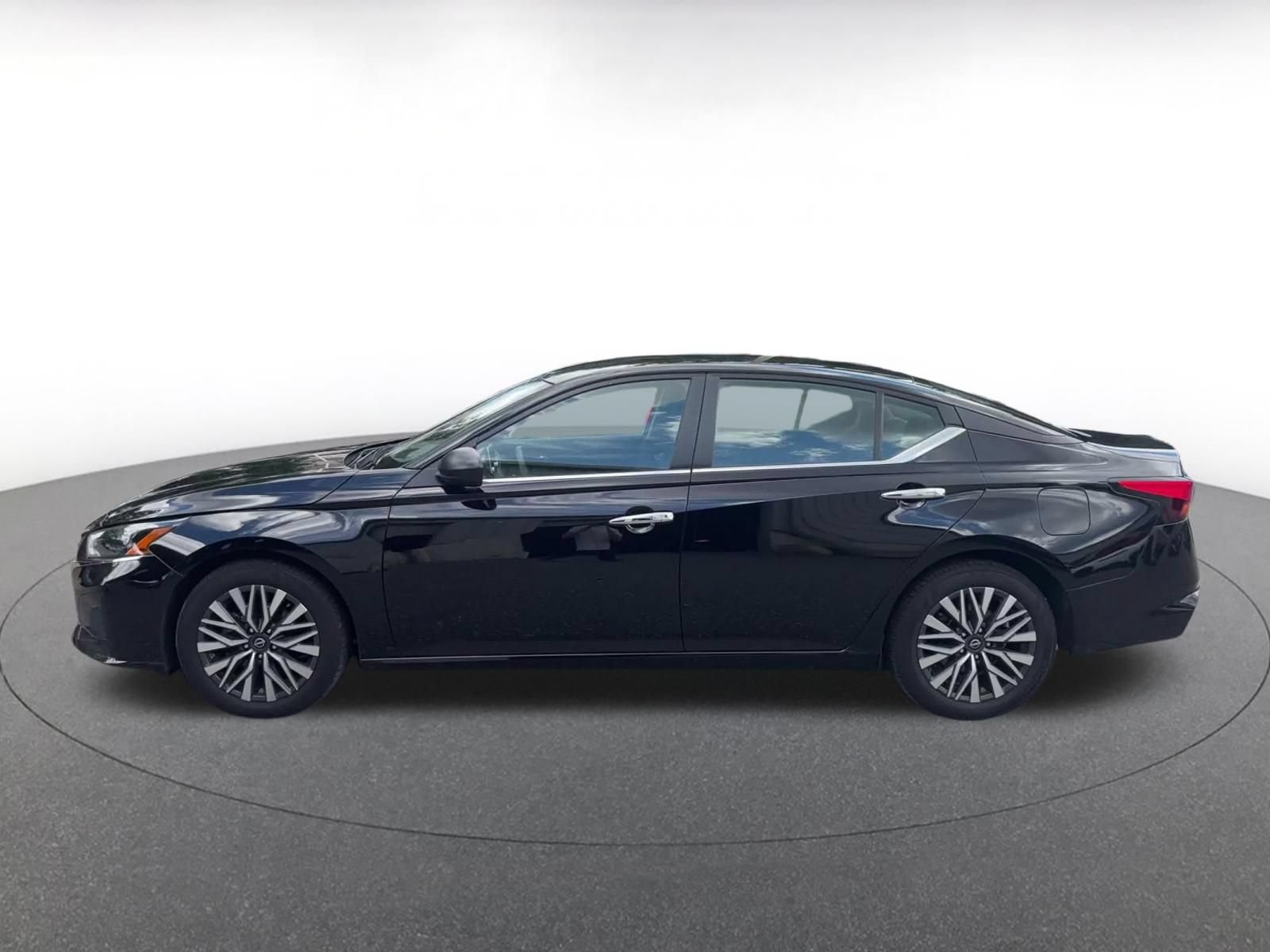 Used 2025 Nissan Altima 2.5 SV FWD image 7