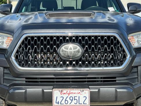Used 2018 Toyota Tacoma TRD Sport w/ Technology Package AWD/4WD image 12