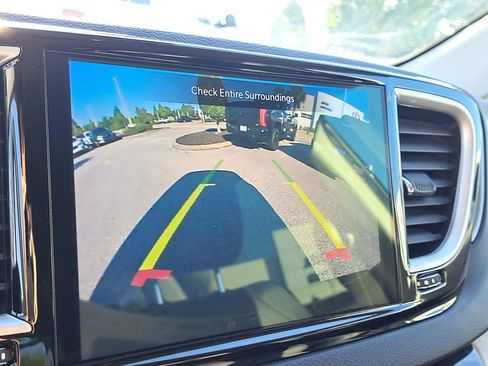 Used 2024 Chrysler Pacifica Touring-L image 21