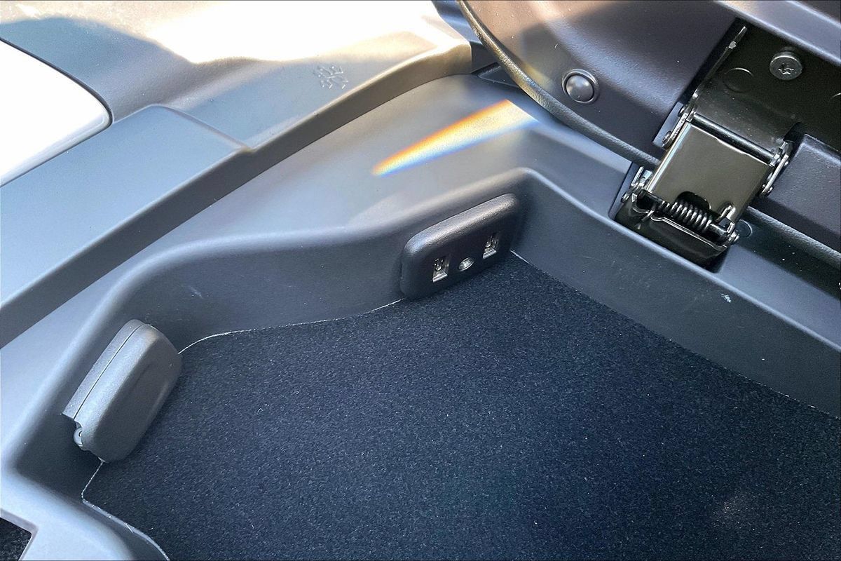 Used 2019 Chevrolet Corvette Stingray Coupe w/ Carbon Flash Badge Package RWD image 7