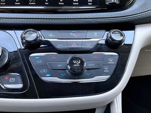 Used 2023 Chrysler Pacifica Limited FWD image 18