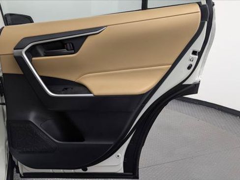 Used 2019 Toyota RAV4 LE FWD image 21