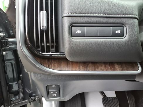 New 2026 Nissan Armada SL w/ Captain's Chari Seat Package image 8