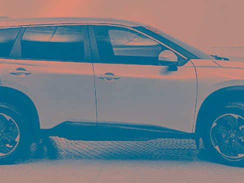 Used 2025 Nissan Rogue SV image 2